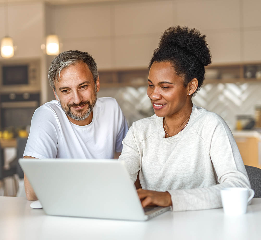 couple-on-laptop